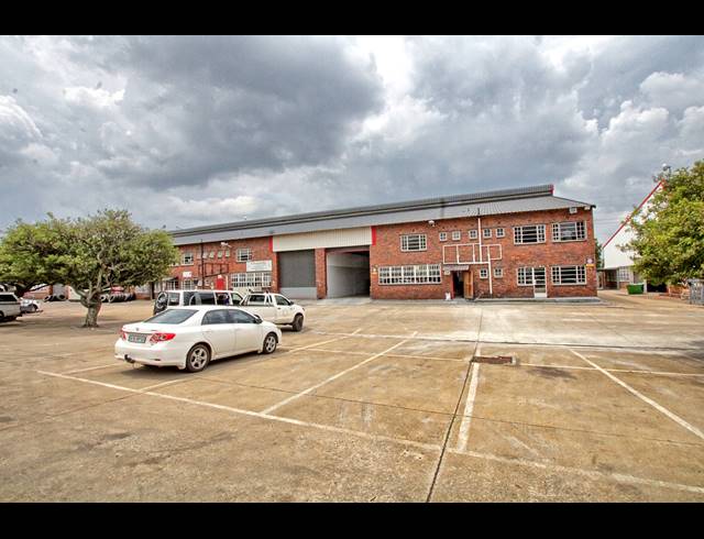 710.50M² WAREHOUSE TO LET IN ROBERTVILLE